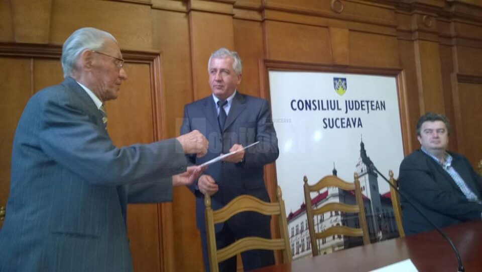 Președintele Asociației Naționale a Veteranilor de Război, Filiala Suceava, Mihai Filip, prefectul Constantin Harasim și președintele Consiliului Județean, Cătălin Nechifor