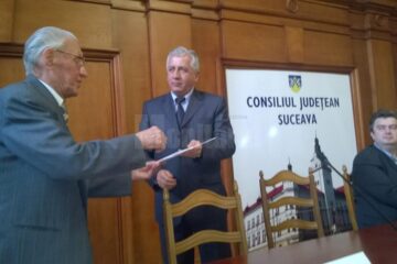 Președintele Asociației Naționale a Veteranilor de Război, Filiala Suceava, Mihai Filip, prefectul Constantin Harasim și președintele Consiliului Județean, Cătălin Nechifor