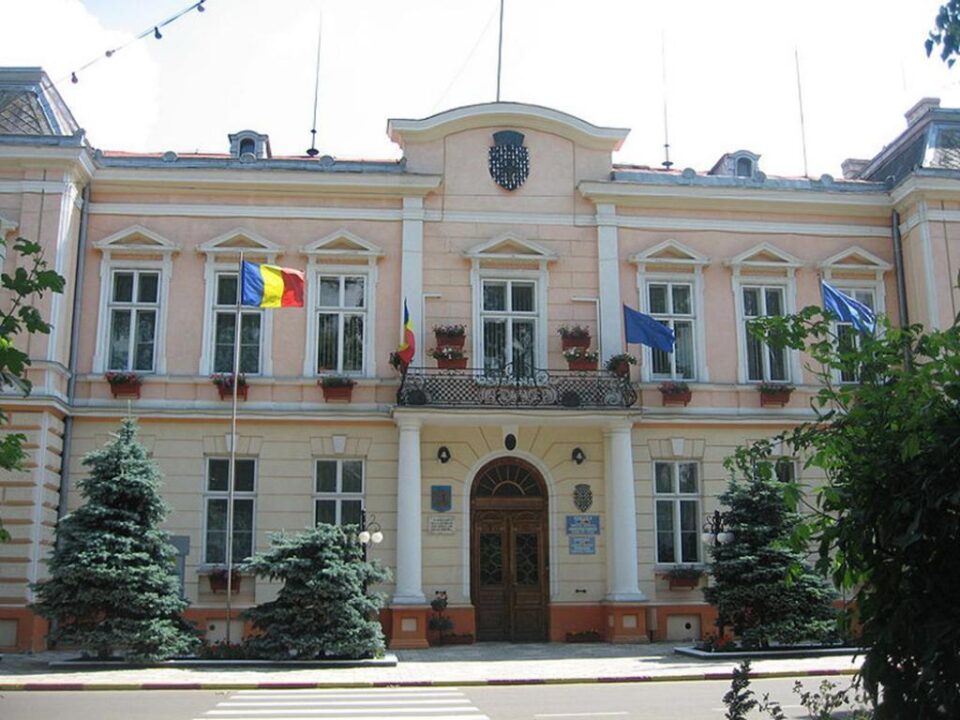 Primăria Rădăuți nu are nici primar, nici Consiliu Local, nici viceprimar și nici un secretar care ar putea să asigure conducerea municipiului. Foto: Wikipedia Primăria Rădăuți nu are nici primar, nici Consiliu Local, nici viceprimar și nici un secretar care ar putea să asigure conducerea municipiului. Foto: Wikipedia