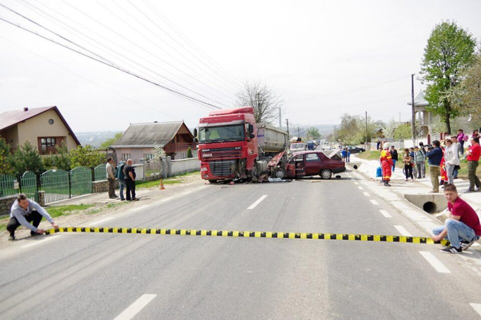 Doi vârstnici și nepotul lor, răniți grav după ce o Dacie s-a zdrobit de o basculantă