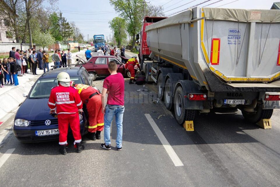 Doi vârstnici și nepotul lor, răniți grav după ce o Dacie s-a zdrobit de o basculantă