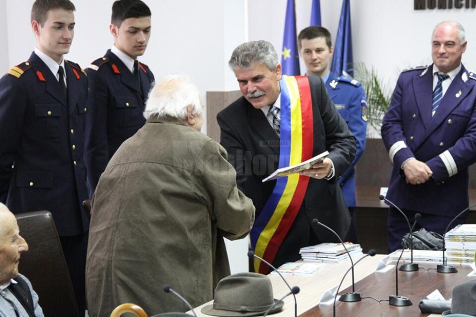Primarul Mihăiță Negură i-a premiat pe veteranii de război din Câmpulung Moldovenesc