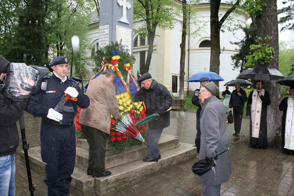 Ceremonialul a fost organizat în parcul central la monumentul eroilor români