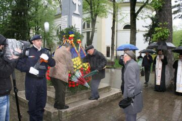 Ceremonialul a fost organizat în parcul central la monumentul eroilor români