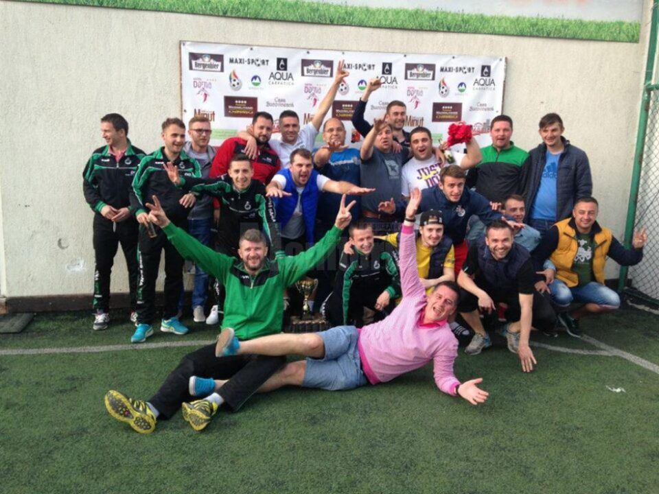 Poză de grup de la finalul întrecerii, cu echipa câștigătoare și organizatorii turneului Poză de grup de la finalul întrecerii, cu echipa câștigătoare și organizatorii turneului
