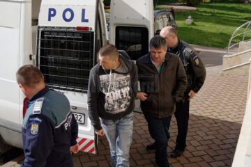 Dumitru Daniel Sofronie și Vasilică Șuleap când au fost duși la arestare la Tribunalul Suceava