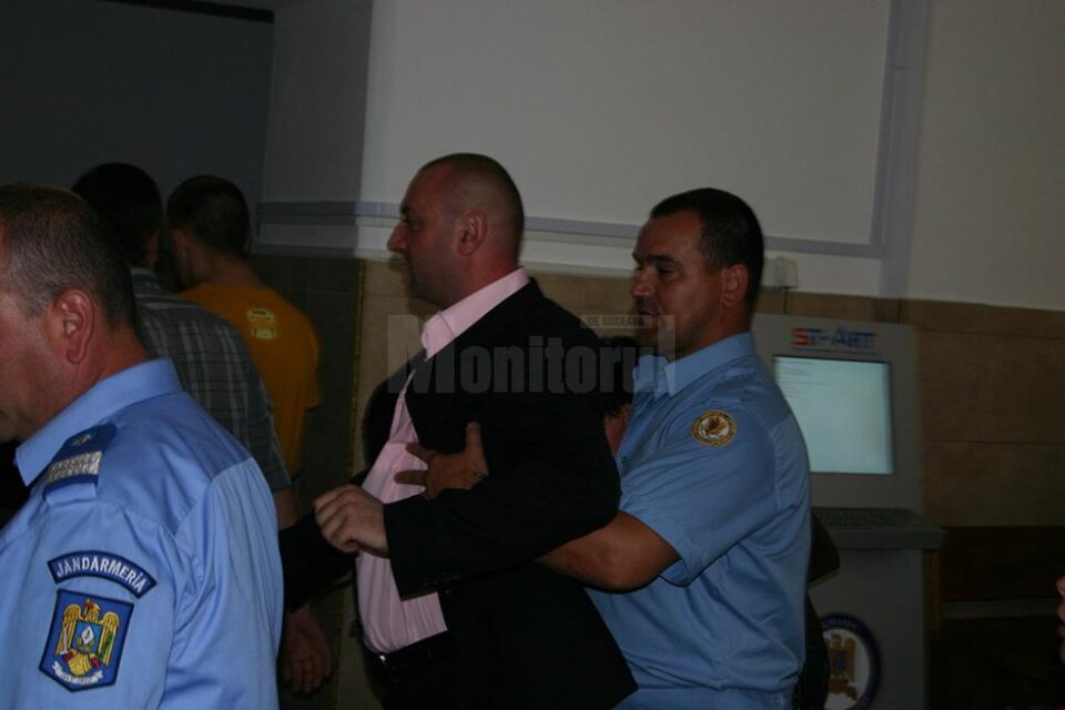 Cristian Iordache a fost încătușat într-un dosar al DIICOT Vrancea, în care a fost pus sub acuzare pentru contrabandă Cristian Iordache a fost încătușat într-un dosar al DIICOT Vrancea, în care a fost pus sub acuzare pentru contrabandă