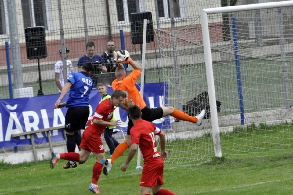 Portarul gazdelor intervine în fața lui Buziuc. Foto sport.bacaul.ro