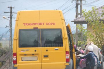 Șoferul unui microbuz de transport școlar a fost depistat în trafic având în autovehicul cu 15 pasageri elevi în plus față de numărul maxim de locuri admis