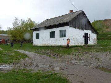 Tabloul sărăciei și al dezolării, la școala din cătunul Țâmpoceni