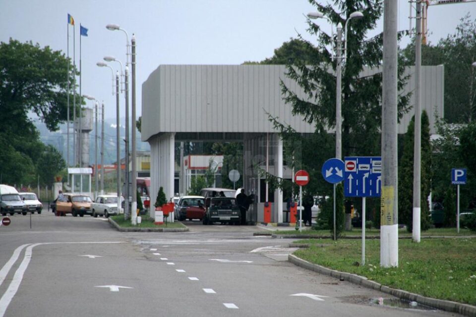 Traficanții continuă să introducă în țară, prin Vama Siret, cantități impresionante de țigări Traficanții continuă să introducă în țară, prin Vama Siret, cantități impresionante de țigări