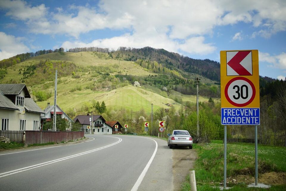 Numeroase indicatoare de avertizare au fost dispuse la intrarea în curba în care au murit șapte oameni