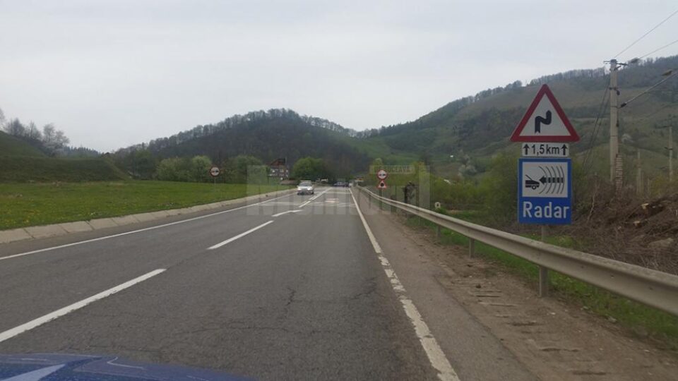 Numeroase indicatoare de avertizare au fost dispuse la intrarea în curba în care au murit șapte oameni