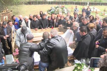Abdul, iubitul Simonei, ținut de un bărbat să nu se arunce după Simona