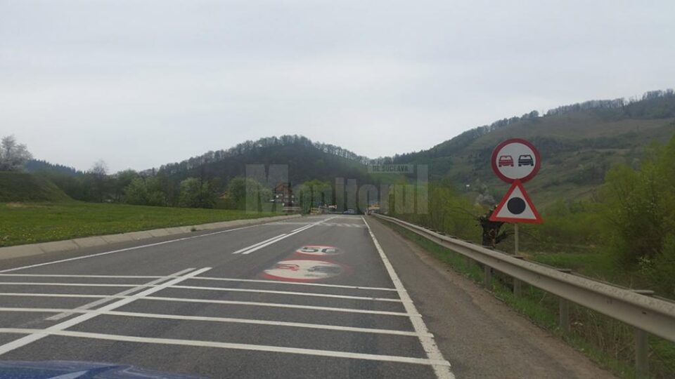 Numeroase indicatoare de avertizare au fost dispuse la intrarea în curba în care au murit șapte oameni