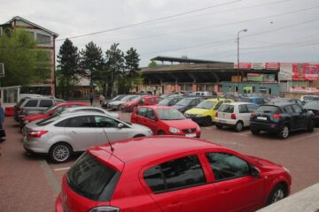 Parcarea Primăriei Suceava va funcționa după un regulament prin care se interzice staționarea unei mașini mai mult de două ore