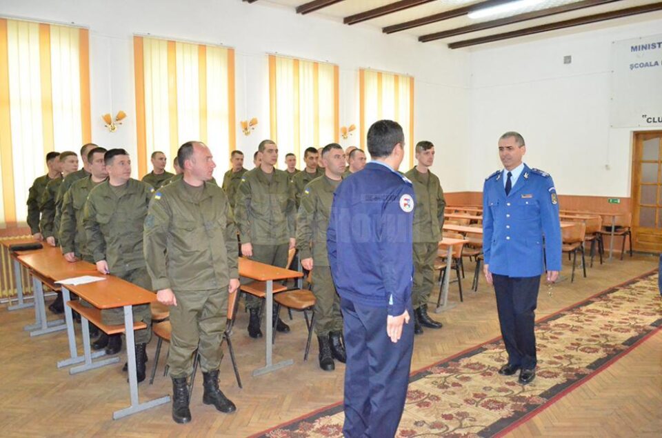 Un grup de militari ucraineni se antrenează la Școala de Jandarmi Fălticeni