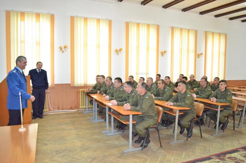 Un grup de militari ucraineni se antrenează la Școala de Jandarmi Fălticeni