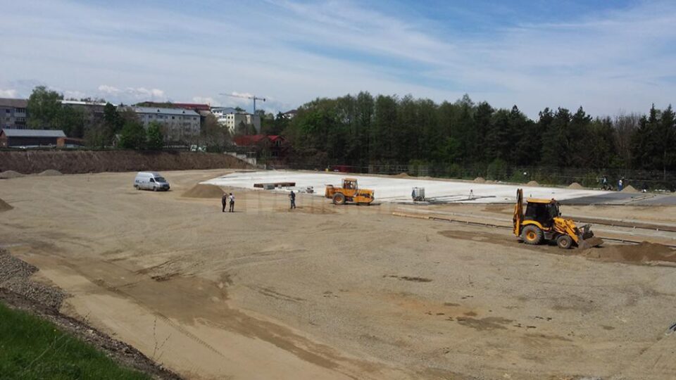 Se muncește la foc automat la refacerea terenului de fotbal de la LPS