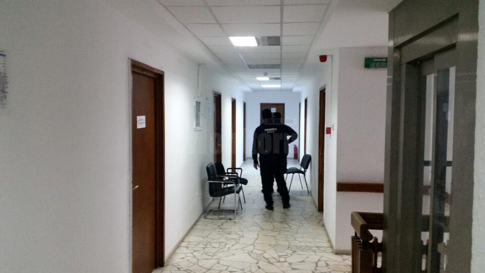 Astăzi dimineață, procurorii Direcției Naționale Anticorupție au descins la sediul Consiliului Județean, unde efectuează o serie de percheziții. Astăzi dimineață, procurorii Direcției Naționale Anticorupție au descins la sediul Consiliului Județean, unde efectuează o serie de percheziții.