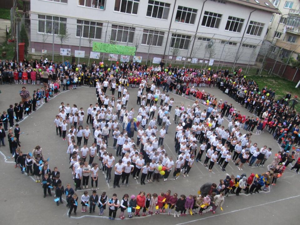 Harta României, cu mesajul “Da, pentru educație!”, pe terenul de sport