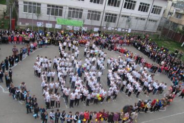 Harta României, cu mesajul “Da, pentru educație!”, pe terenul de sport