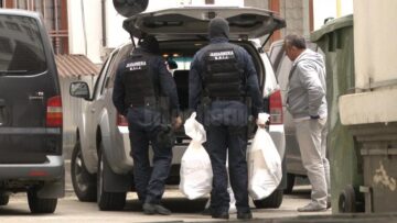 Saci de documente au fost ridicați în urma perchezițiilor