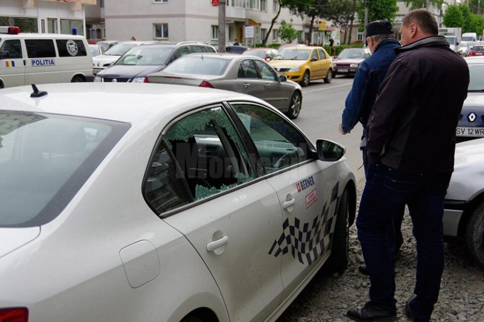 Mașina cu geamul spart de o bucata din pervaz căzuta de la etajul IX al blocului turn