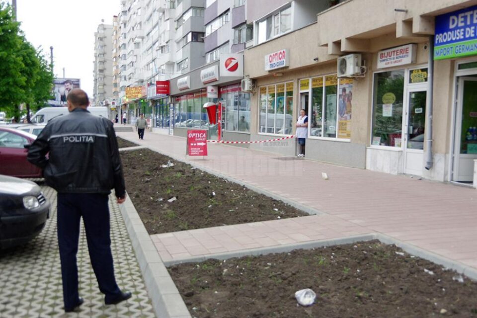 Materiale care pot ucide, aruncate de la un bloc turn pe bulevardul George Enescu