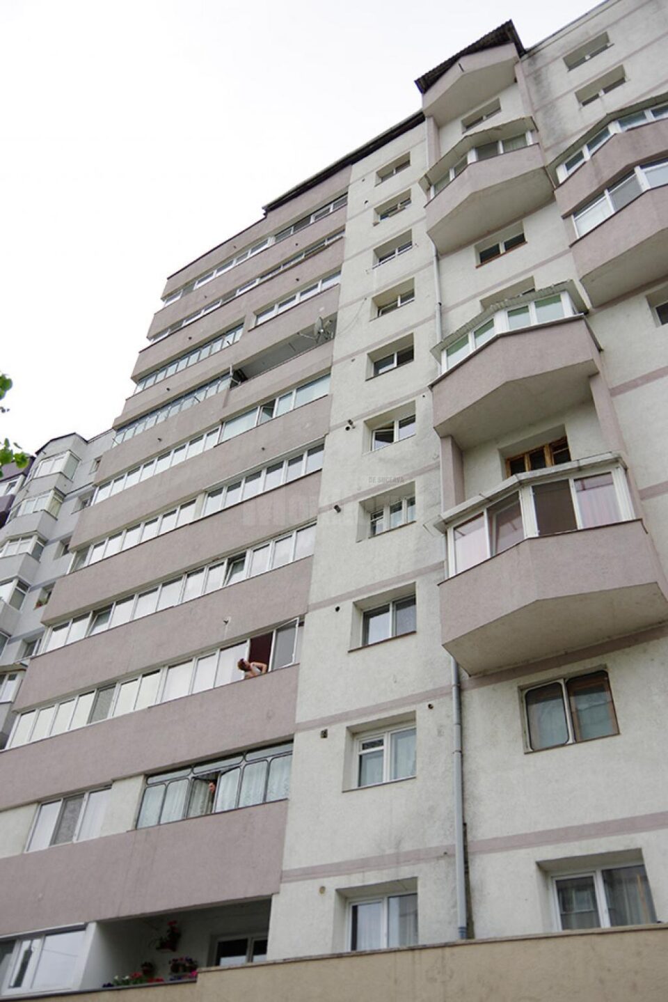 Blocul turn de pe care au căzut materialele