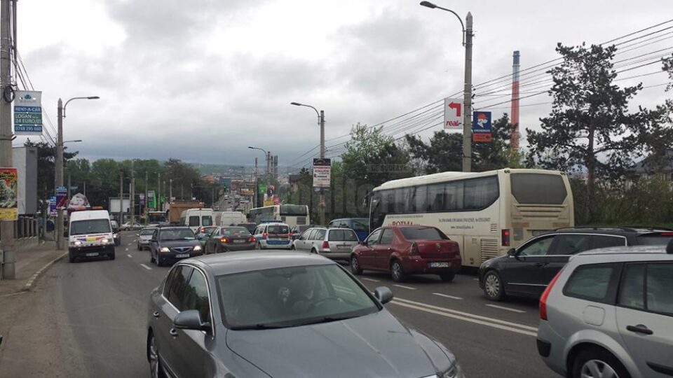 Lucrările de asfaltare la podul peste apa Sucevei au dat peste cap traficul rutier