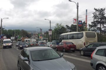 Lucrările de asfaltare la podul peste apa Sucevei au dat peste cap traficul rutier