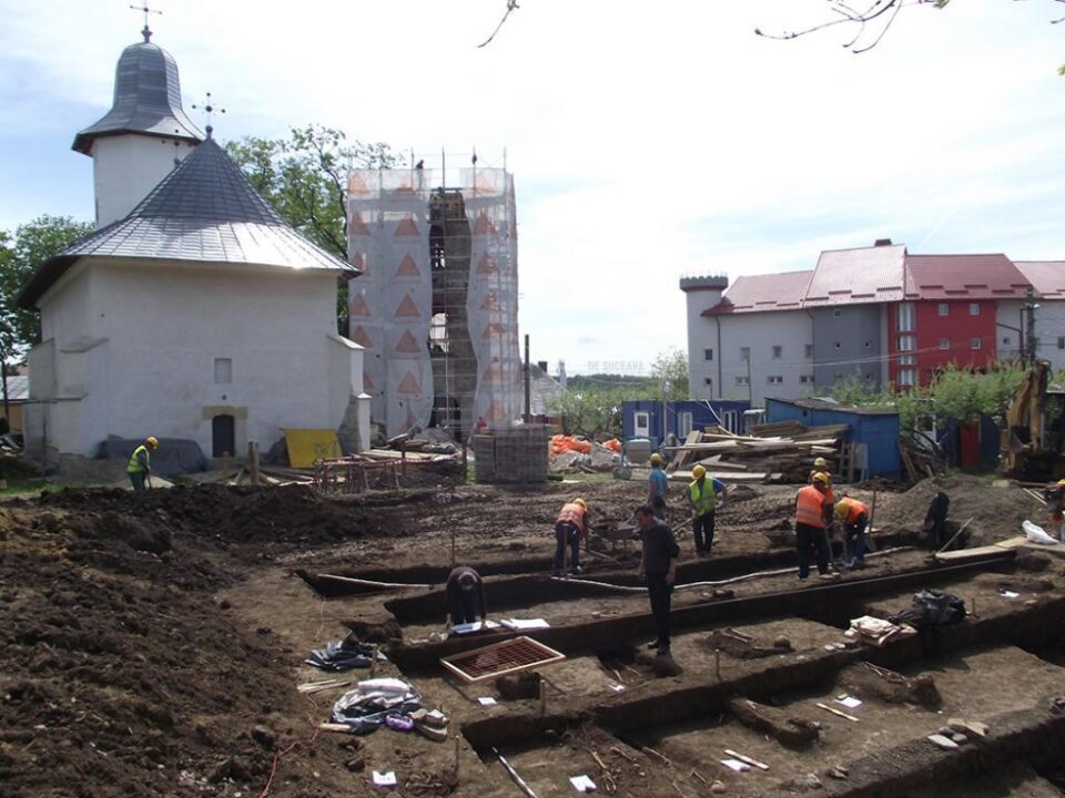 Extinderea suprafeței decopertate din cimitirul Bisericii Sf. Simion aduce noi dovezi de locuire a zonei înainte de a deveni necropolă