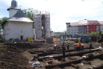 Extinderea suprafeței decopertate din cimitirul Bisericii Sf. Simion aduce noi dovezi de locuire a zonei înainte de a deveni necropolă