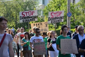 Sucevenii au ieșit în stradă pentru a protesta împotriva tăierii pădurilor