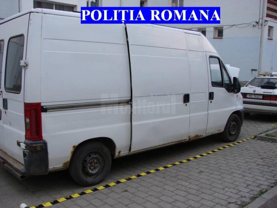 Autoutilitara a fost sigilată și indisponibilizată în curtea subunității de poliție