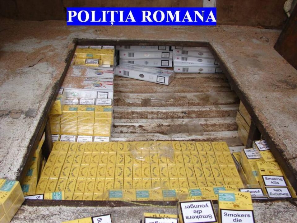 Țigările se aflau ascunse în compartimentul transport marfă al autoutilitarei, sub podeau acesteia Țigările se aflau ascunse în compartimentul transport marfă al autoutilitarei, sub podeau acesteia