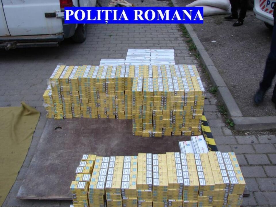 Țigările se aflau ascunse în compartimentul transport marfă al autoutilitarei, sub podeau acesteia, care era anume adaptată pentru transport