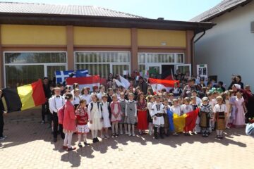 Elevii și profesorii de la Corocăiești au sărbătorit Ziua Europei