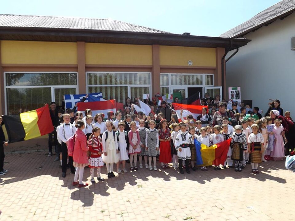 Elevii și profesorii de la Corocăiești au sărbătorit Ziua Europei