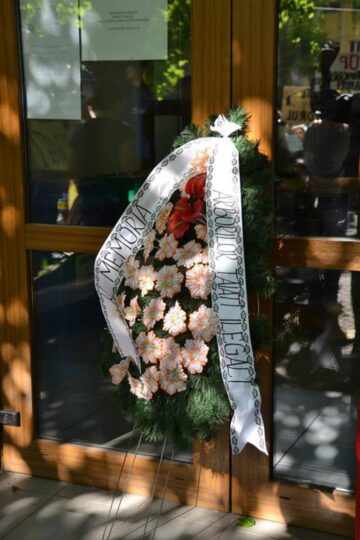 Coroană de flori în memoria arborilor tăiați ilegal