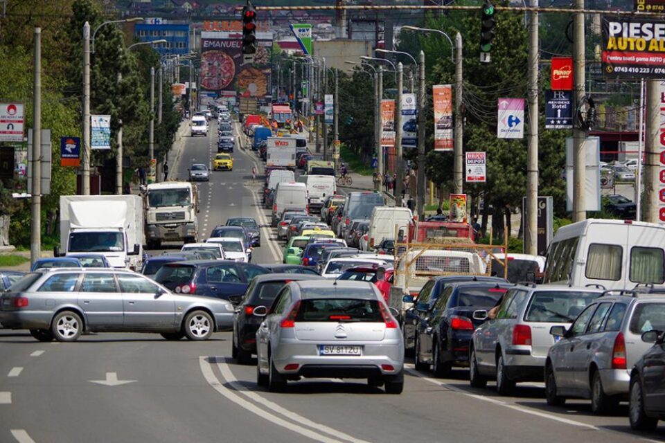 Traficul între centru și cartierul Burdujeni este foarte aglomerat