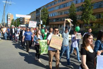 Din centru, protestatarii au mers către Direcția Silvică și Inspectoratul Teritorial de Regim Silvic și Vânătoare Suceava
