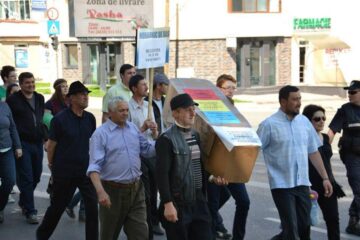 Sicriul din carton - simbol al dispariției pădurilor țării