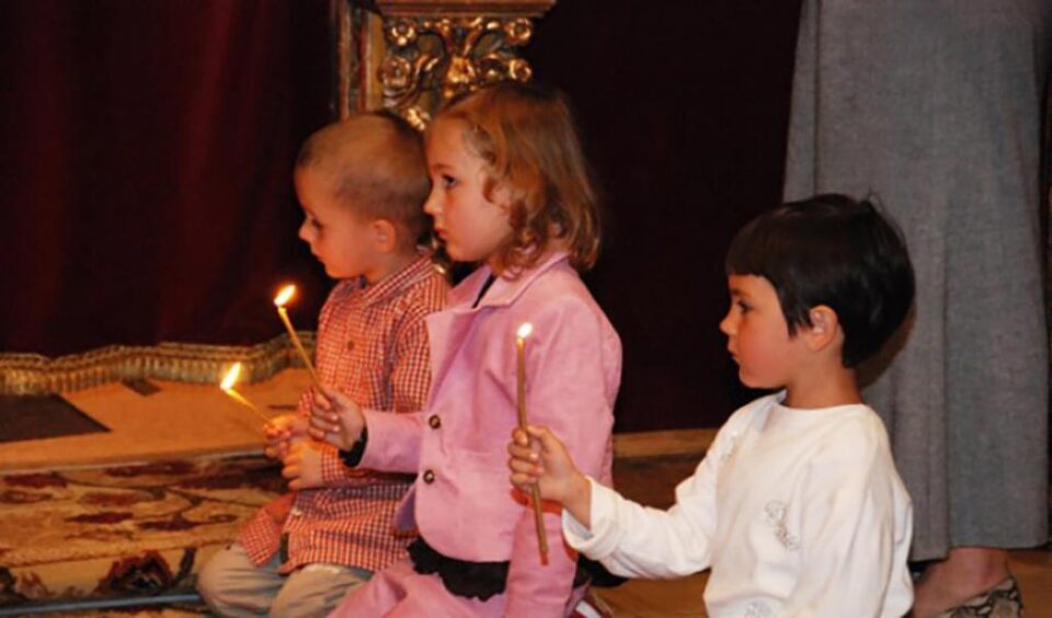 Care sunt primele cunoștințe religioase pe care trebuie să le predea părinții copiilor mici?