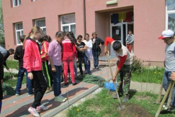 Peste 60 de elevi și adulți au participat la amenajarea spațiului verde din fața unei școli din Vicovu de Sus