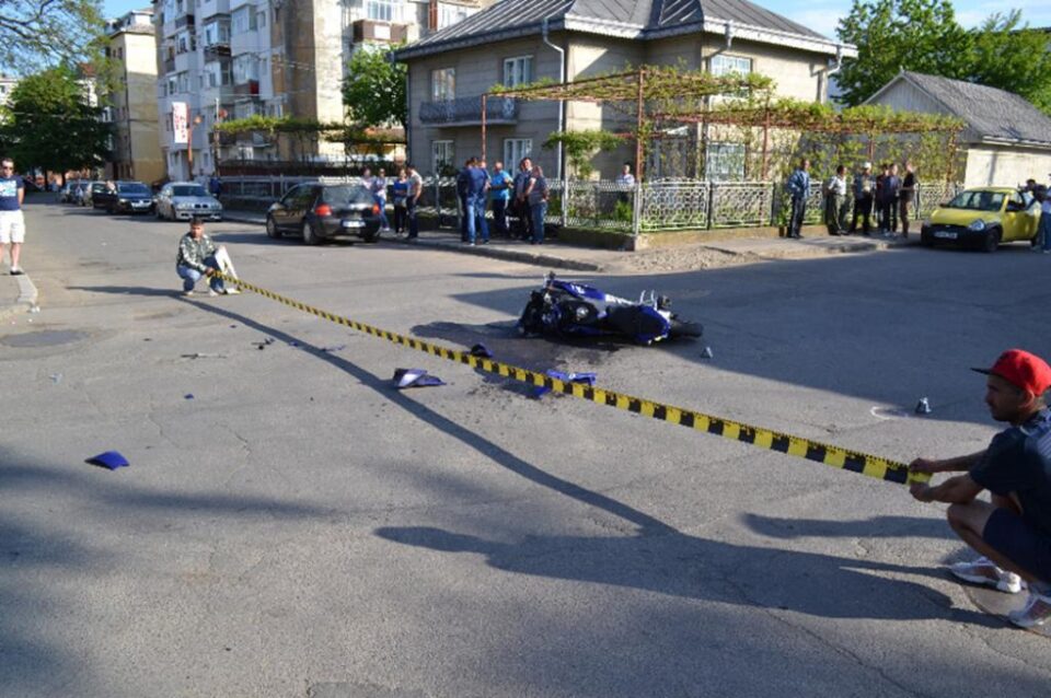 Tânărul care conducea motocicleta nu s-a asigurat în intersecție. Foto: ziaruldepenet.ro