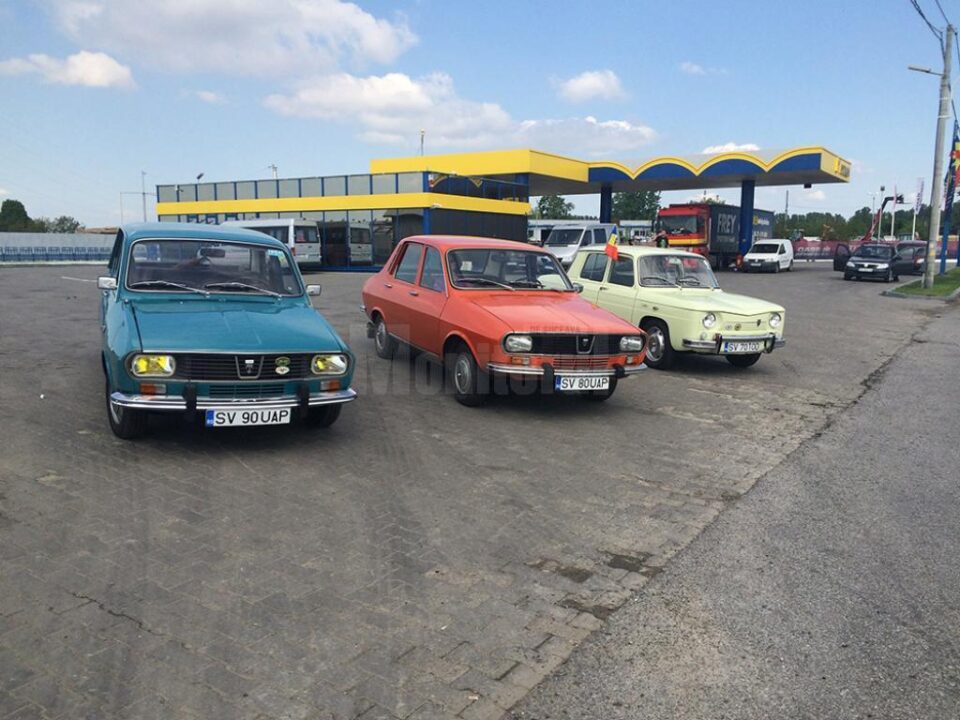 Trei dintre mașinile care au reprezentat Suceava la Întâlnirea națională Dacia Clasic