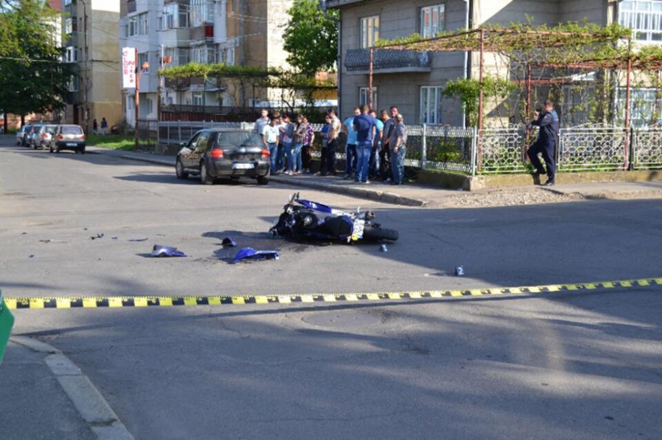 Tânărul care conducea motocicleta nu s-a asigurat în intersecție. Foto: ziaruldepenet.ro