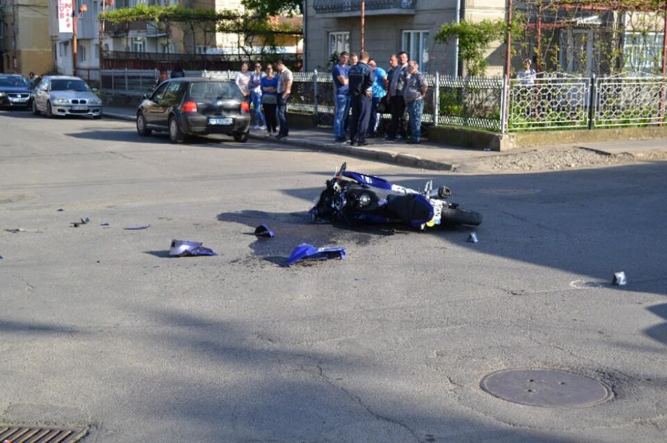 Tânărul care conducea motocicleta nu s-a asigurat în intersecție. Foto: ziaruldepenet.ro